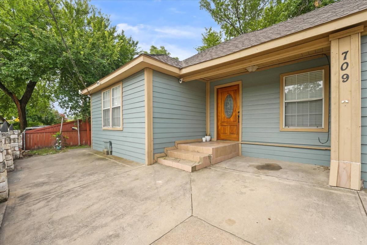 House for rent at 709 S Munger Blvd, Dallas, TX 75223