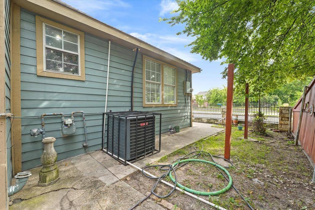 House for rent at 709 S Munger Blvd, Dallas, TX 75223