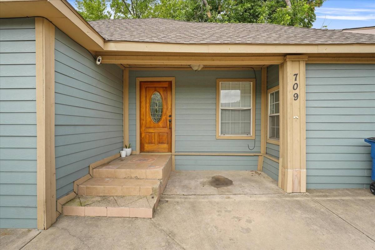 House for rent at 709 S Munger Blvd, Dallas, TX 75223