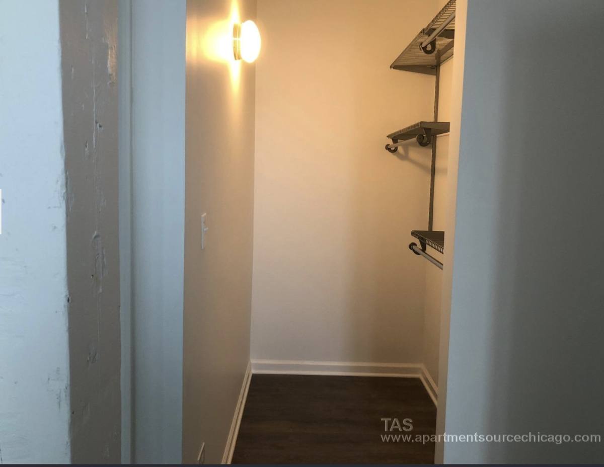 Apartment for rent at 932 W Dakin St #205, Chicago, IL 60613