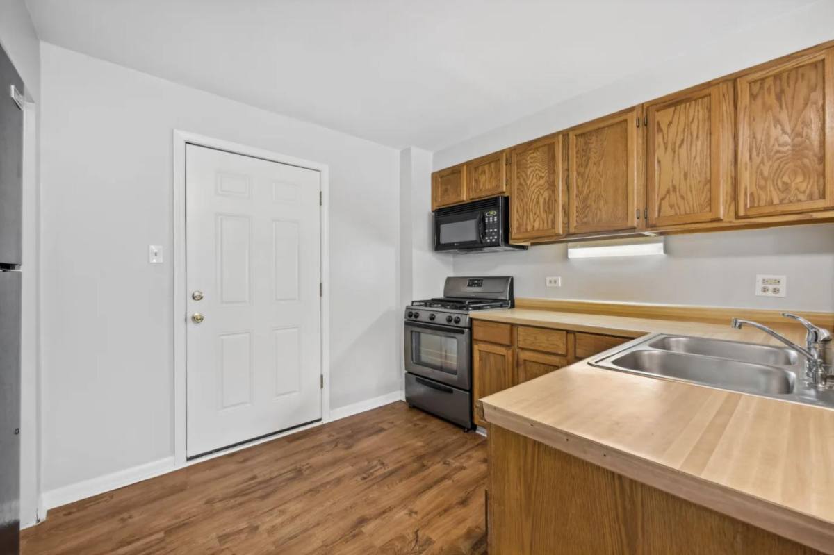 Apartment for rent at 211 N Lincolnway St #G11, North Aurora, IL 60542