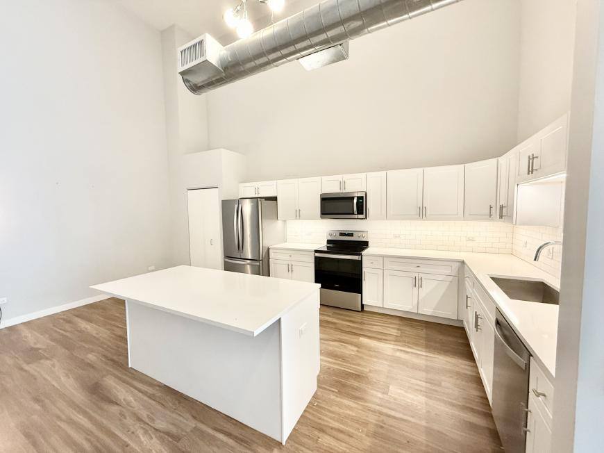 Apartment for rent at 1900 W Lawrence, Chicago, IL 60640
