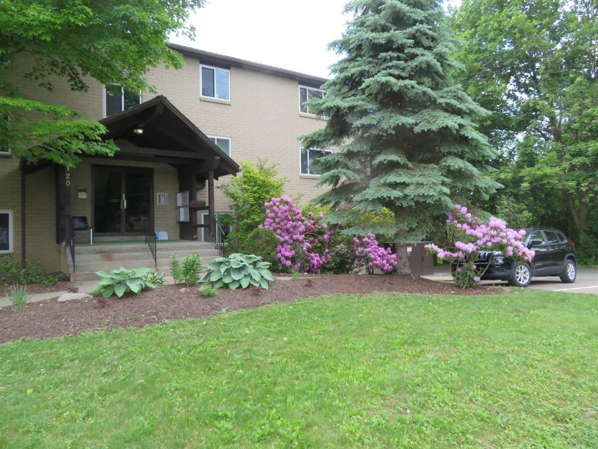 Apartment for rent at Foxwood, 120 Foxwood Rd, Coraopolis, PA 15108