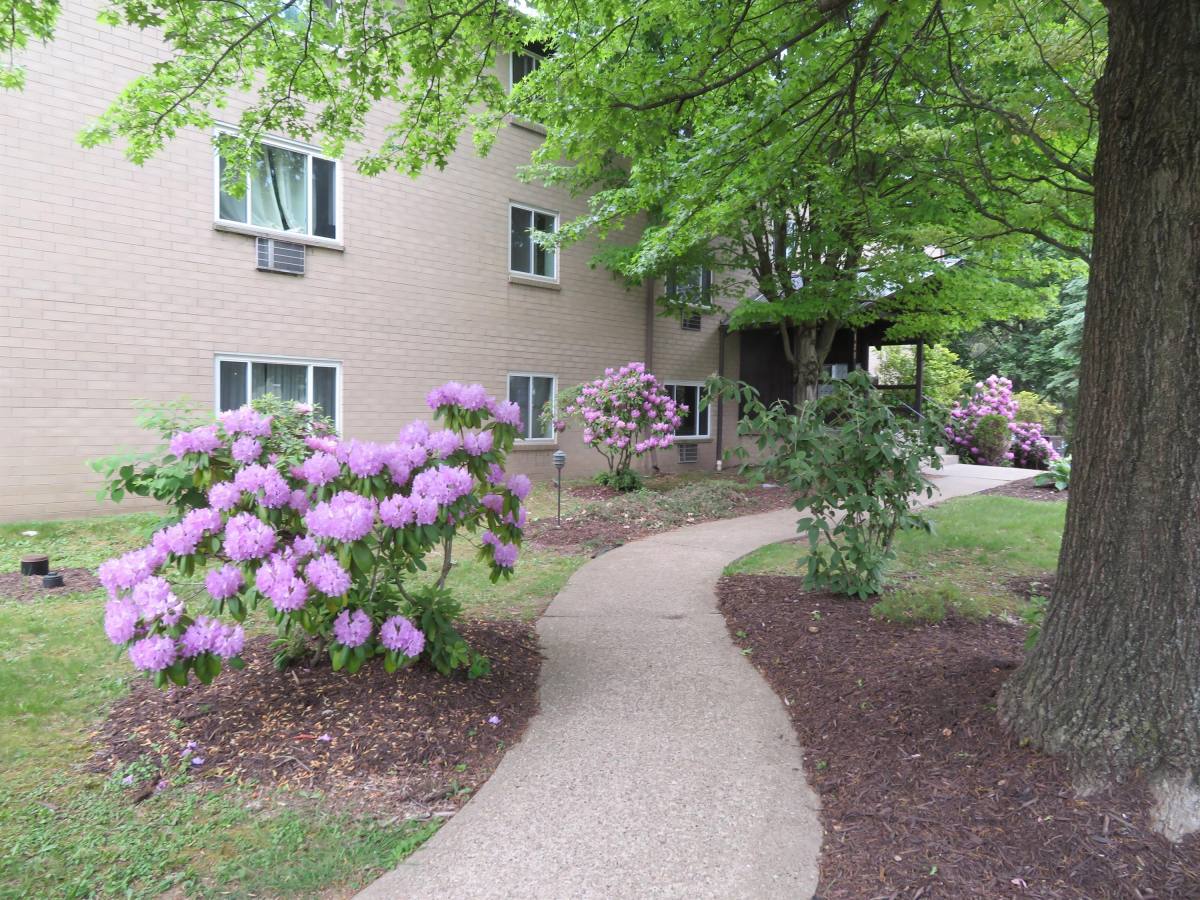 Apartment for rent at Foxwood, 120 Foxwood Rd, Coraopolis, PA 15108
