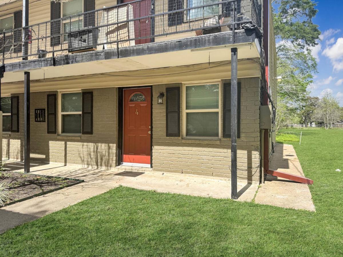 Apartment for rent at 1016 E Walker St, League City, TX 77573