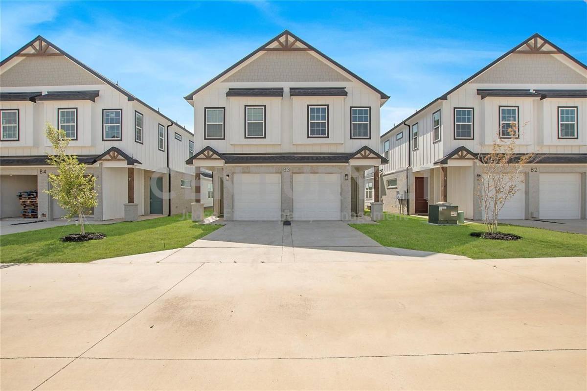 Townhouse for rent at 1319 W Main St, Mabank, TX 75156