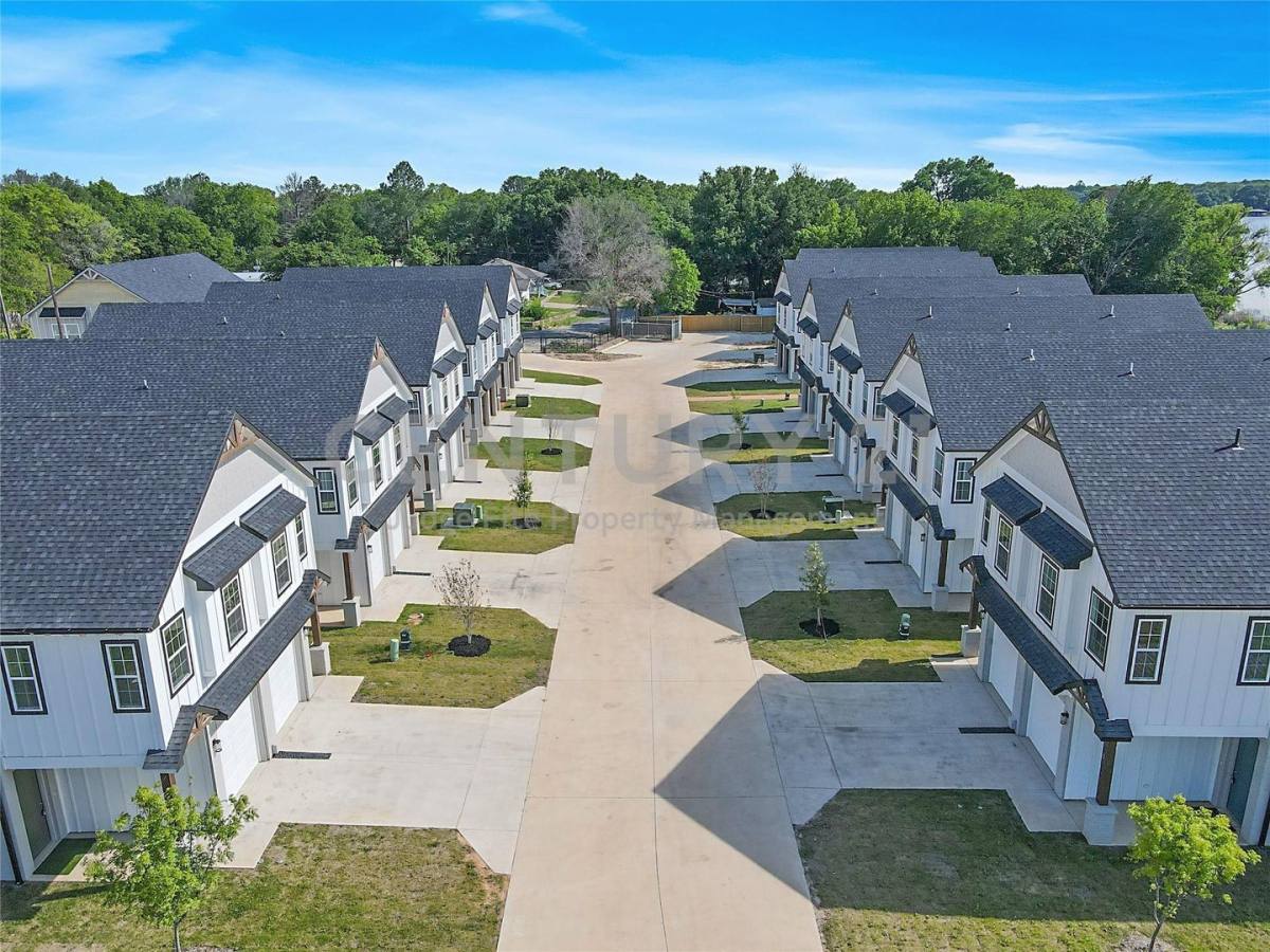 Townhouse for rent at 1319 W Main St, Mabank, TX 75156