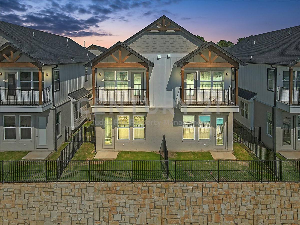 Townhouse for rent at 1319 W Main St, Mabank, TX 75156