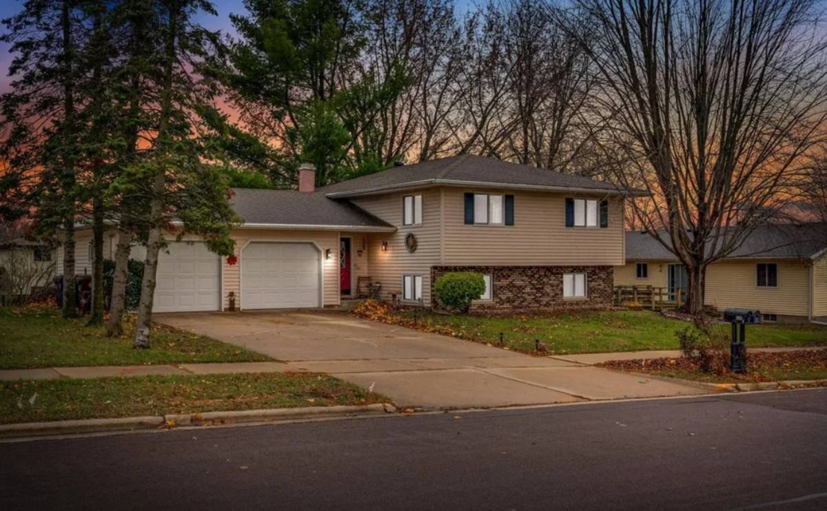 Apartment for rent at 606 Vilas St, Onalaska, WI 54650