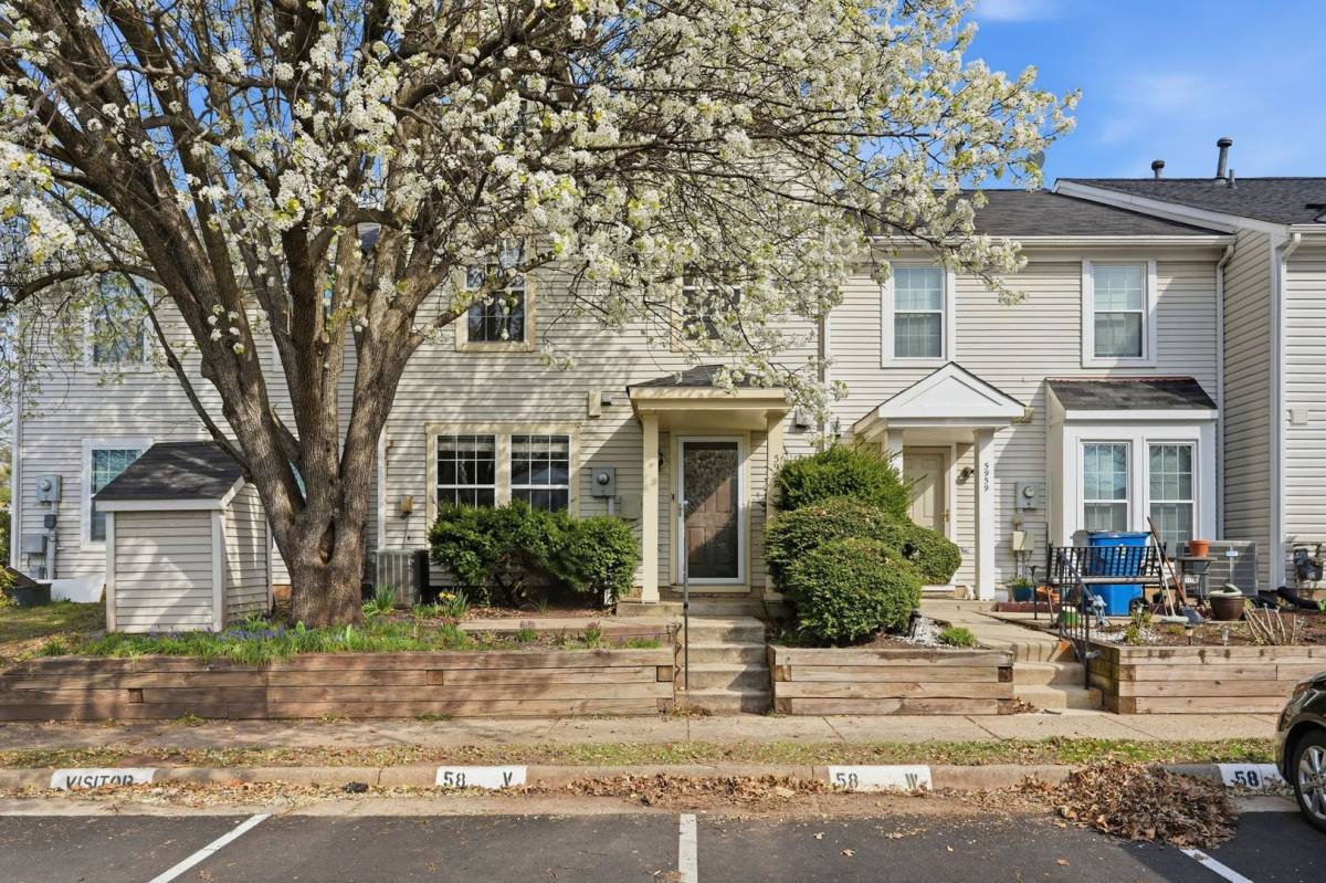 Townhouse for rent at 5957 Havener House Way, Centreville, VA 20120