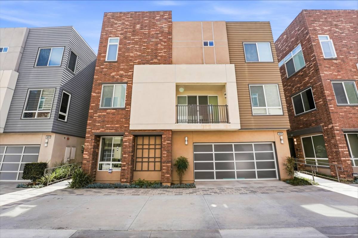 Townhouse for rent at 809 Brickyard Lane, Costa Mesa, CA 92627