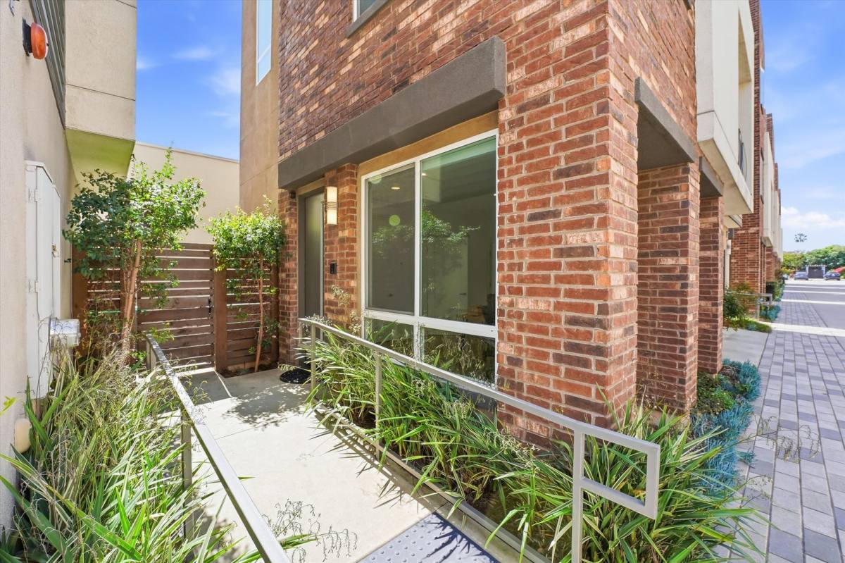 Townhouse for rent at 809 Brickyard Lane, Costa Mesa, CA 92627