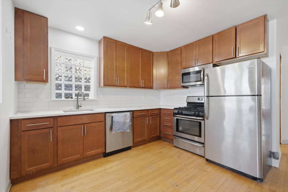 Apartment for rent at 6230 N Wayne Ave, Chicago, IL 60660