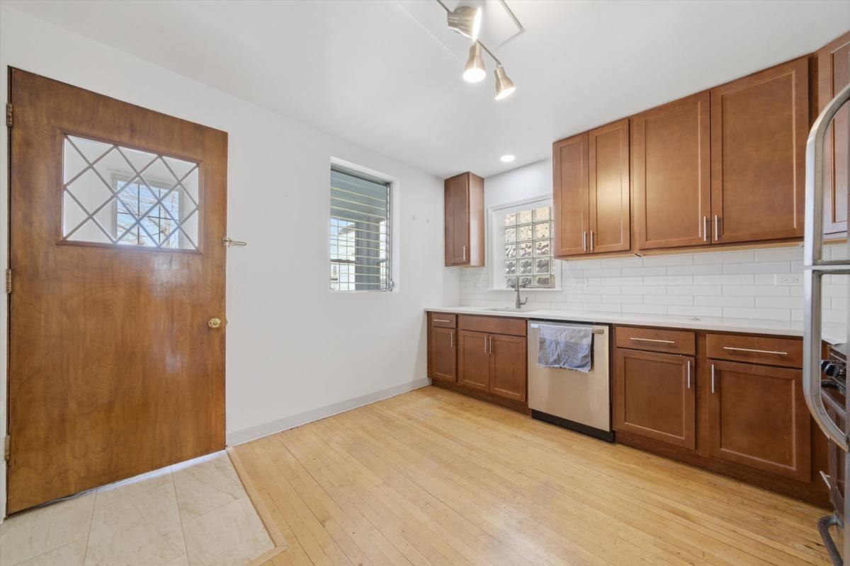 Apartment for rent at 6230 N Wayne Ave, Chicago, IL 60660