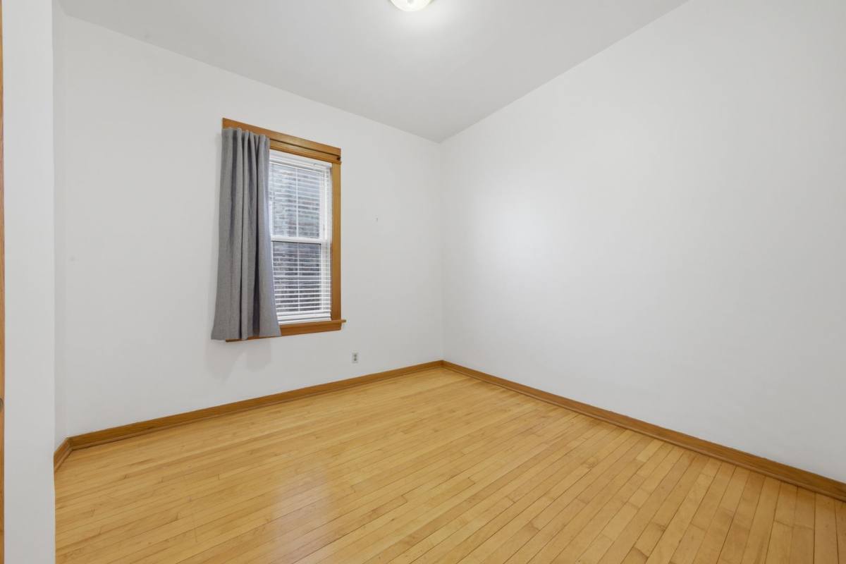 Apartment for rent at 6230 N Wayne Ave, Chicago, IL 60660