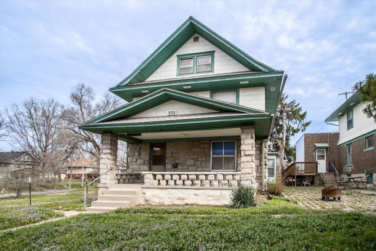 House for rent at 908 E 31st St, Kansas City, MO 64109
