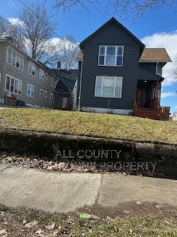 Apartment for rent at 778 Yale St, Akron, OH 44311