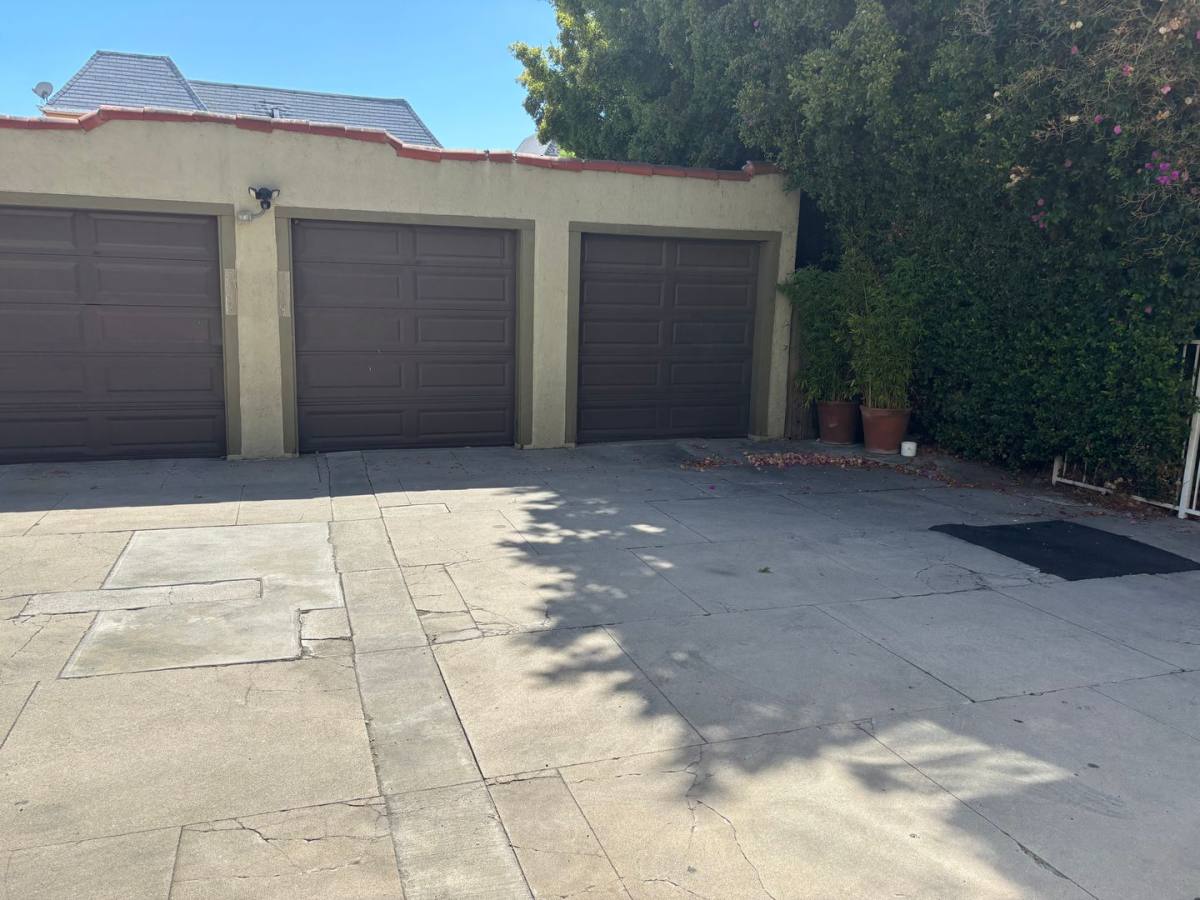 Apartment for rent at 6284-6286 Commodore Sloat Dr, Los Angeles, CA 90048
