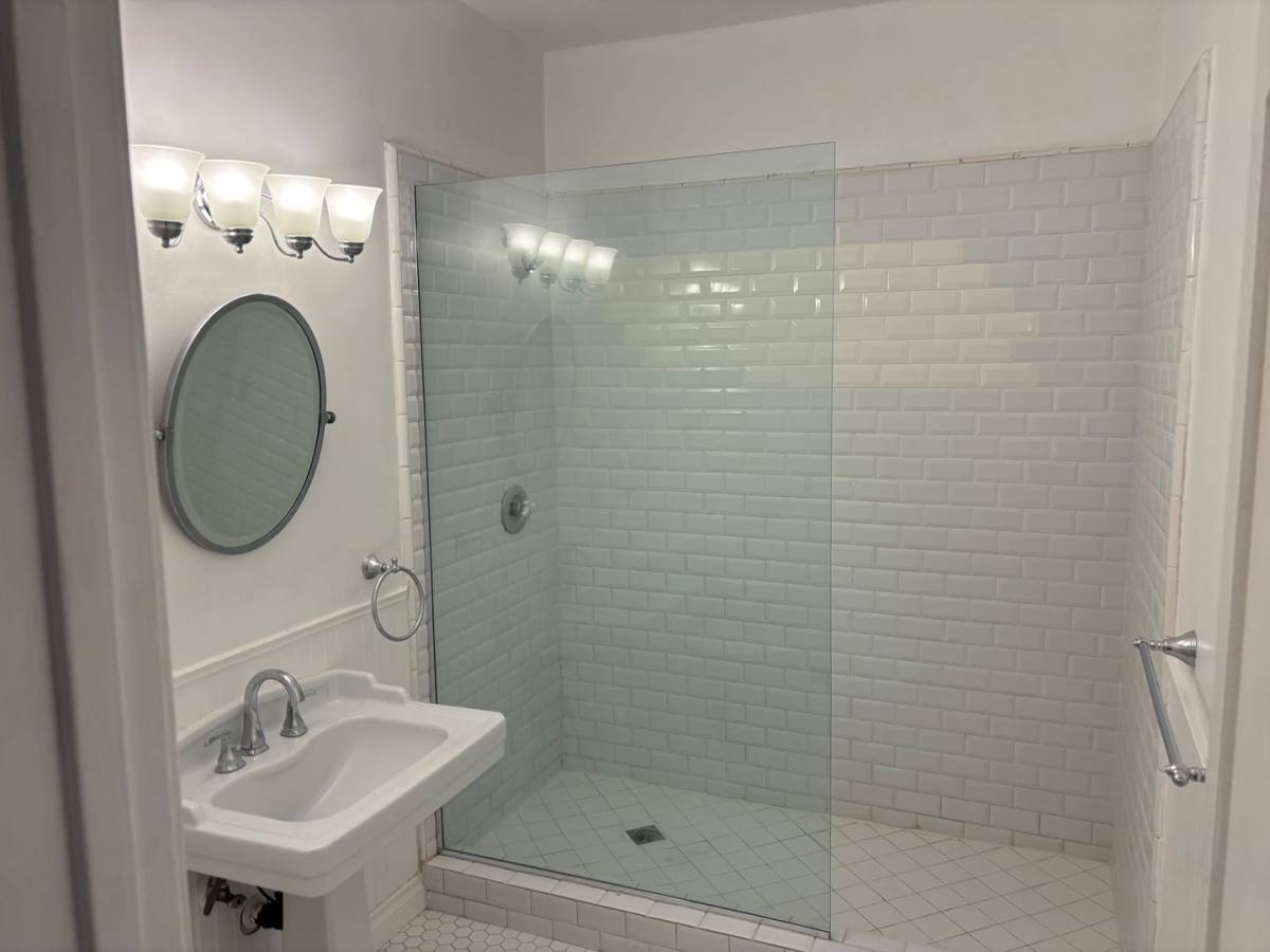 Apartment for rent at 6284-6286 Commodore Sloat Dr, Los Angeles, CA 90048
