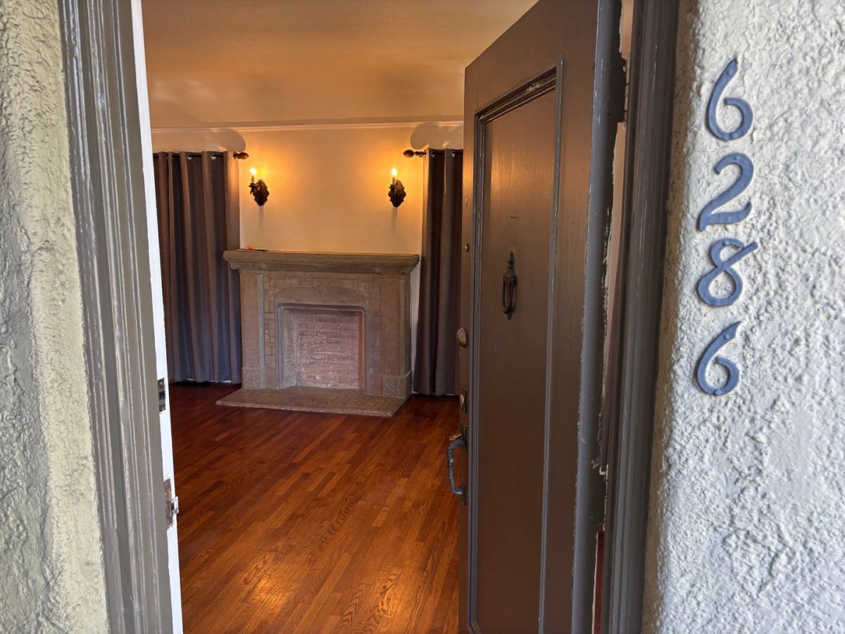 Apartment for rent at 6284-6286 Commodore Sloat Dr, Los Angeles, CA 90048