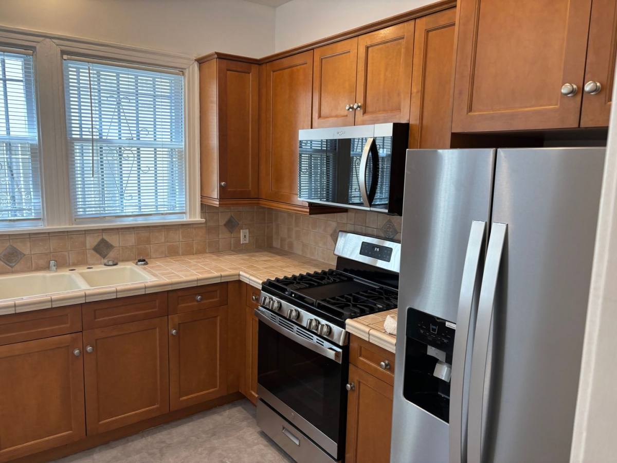 Apartment for rent at 6284-6286 Commodore Sloat Dr, Los Angeles, CA 90048