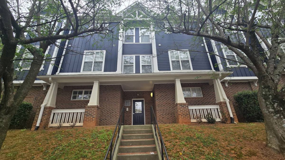 House for rent at 1630 Walnut View Dr, Charlotte, NC 28208