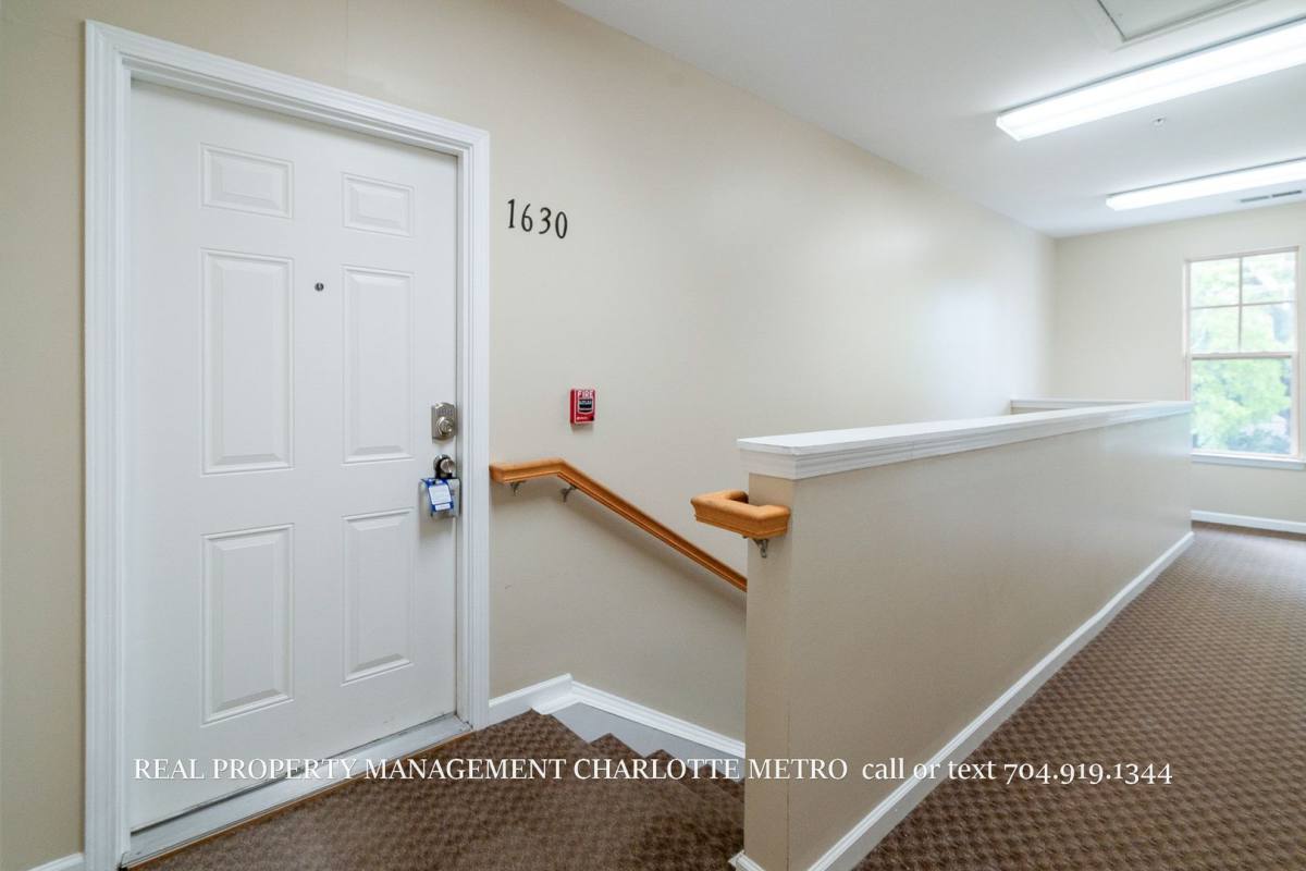 House for rent at 1630 Walnut View Dr, Charlotte, NC 28208