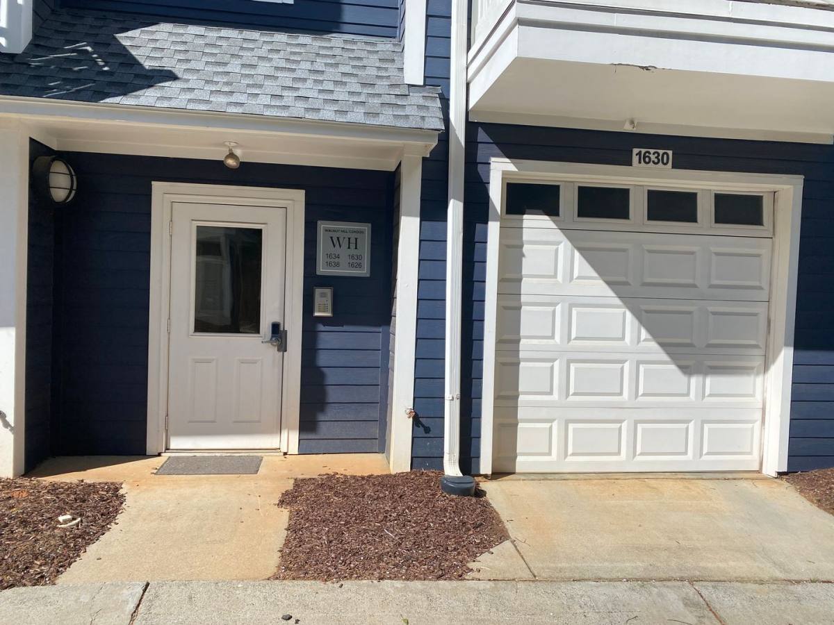 House for rent at 1630 Walnut View Dr, Charlotte, NC 28208