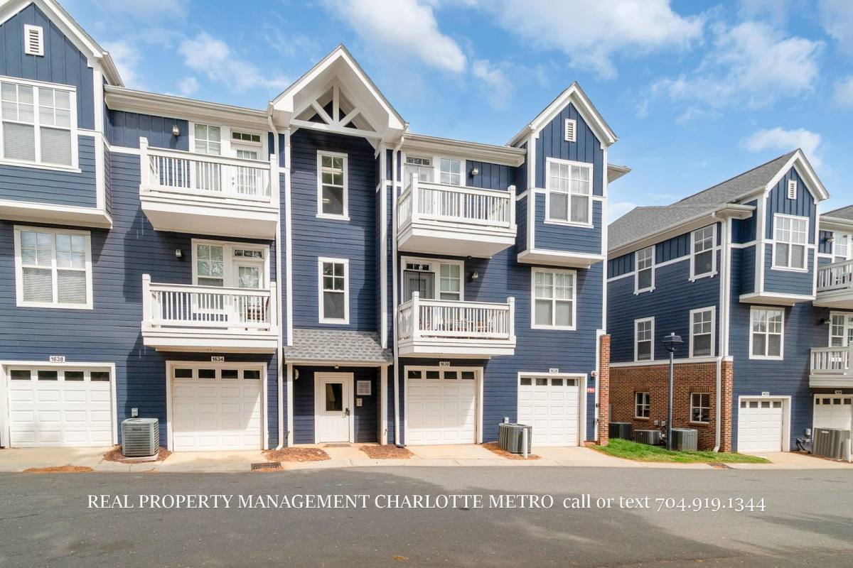 House for rent at 1630 Walnut View Dr, Charlotte, NC 28208