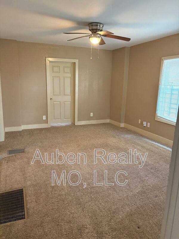 Apartment for rent at 3808 Wyandotte St #1, Kansas City, MO 64111