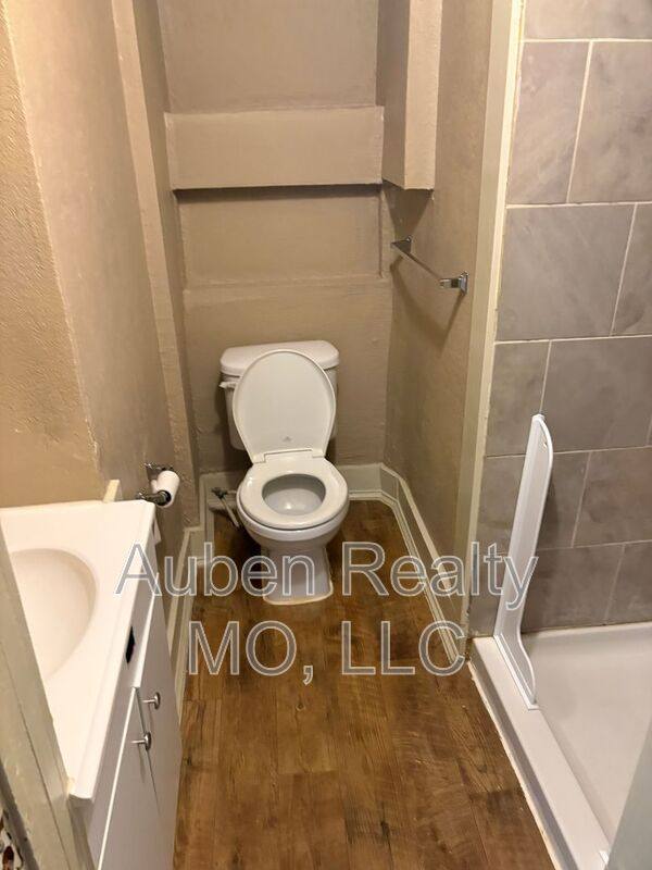 Apartment for rent at 3808 Wyandotte St #1, Kansas City, MO 64111