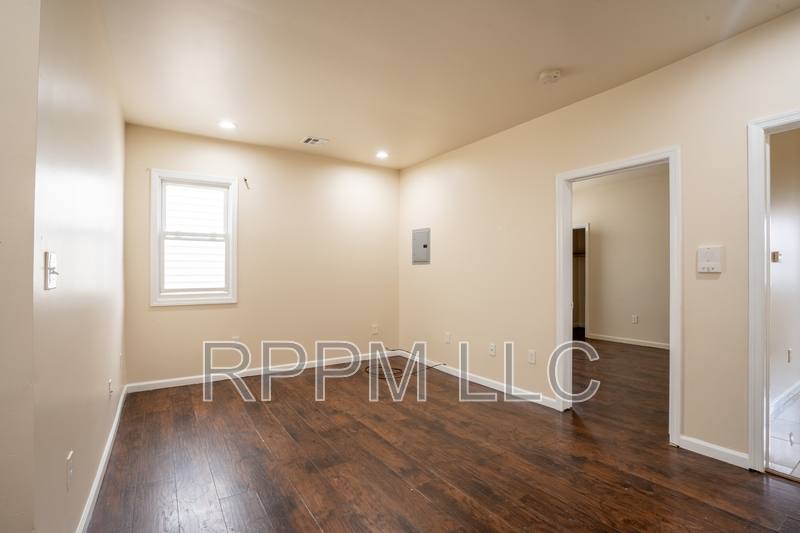 Apartment for rent at 467 Hawthorne Ave #2, Newark, NJ 07112
