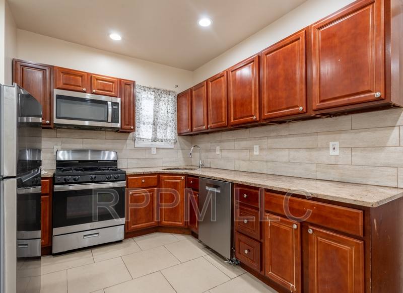 Apartment for rent at 467 Hawthorne Ave #2, Newark, NJ 07112