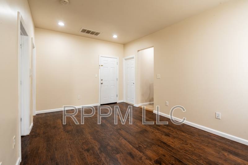 Apartment for rent at 467 Hawthorne Ave #2, Newark, NJ 07112