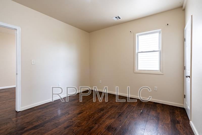 Apartment for rent at 467 Hawthorne Ave #2, Newark, NJ 07112