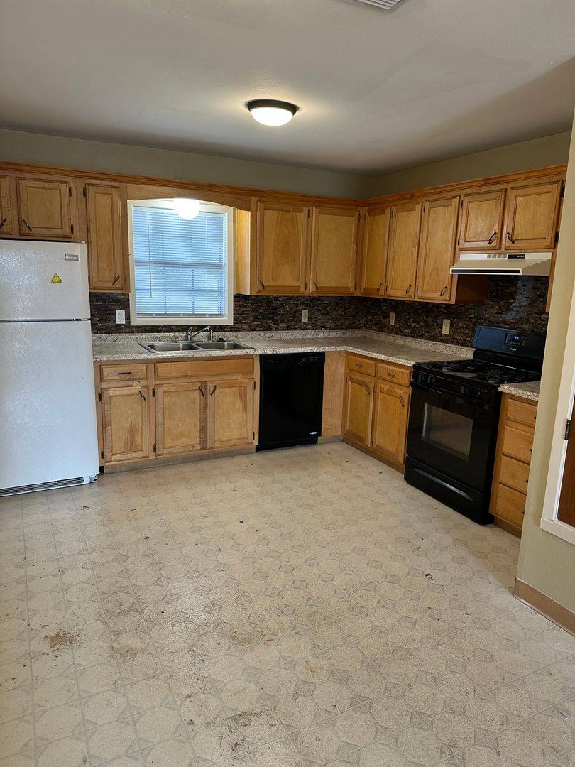 Apartment for rent at 911 W 16th, Mount Pleasant, TX 75455
