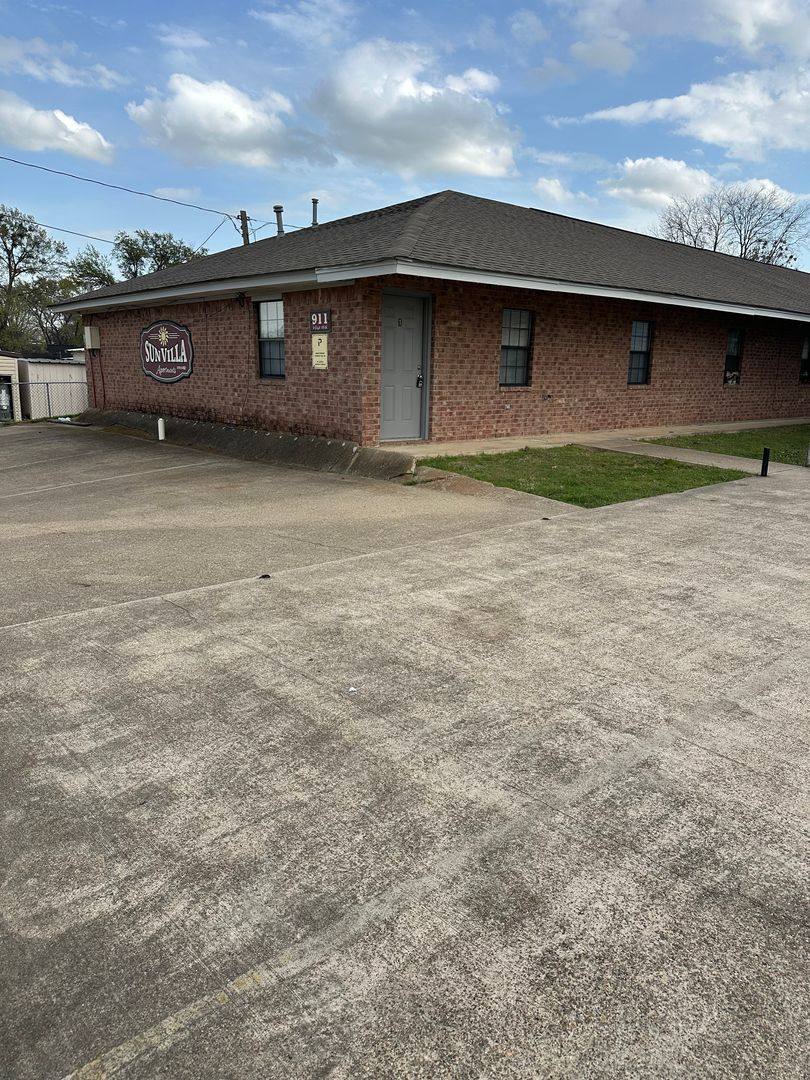 Apartment for rent at 911 W 16th, Mount Pleasant, TX 75455