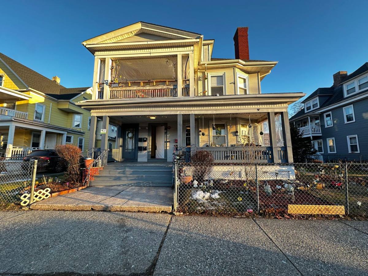 Apartment for rent at 286-288 Pine St, Holyoke, MA 01040