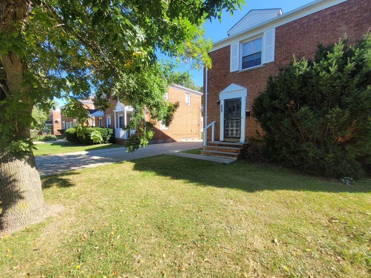 Townhouse for rent at 255 E 250 St, Euclid, OH 44132