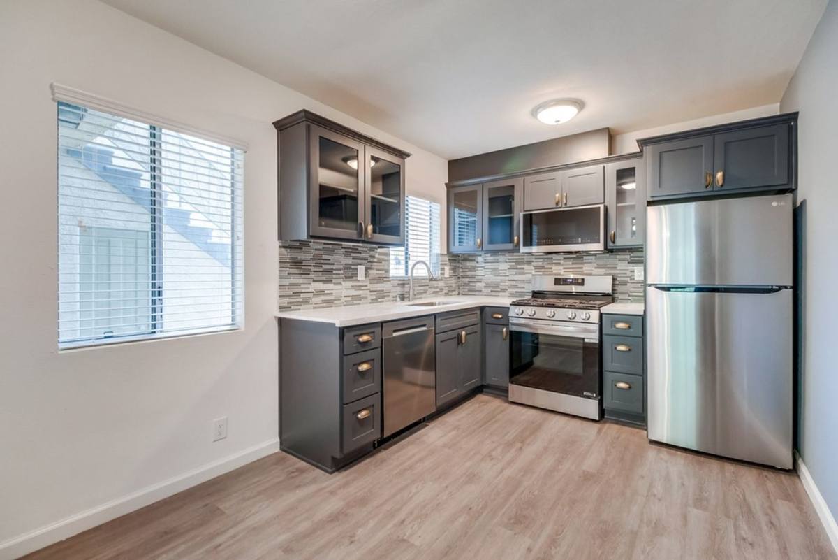 Apartment for rent at 2485 Venice Blvd #4, Los Angeles, CA 90019