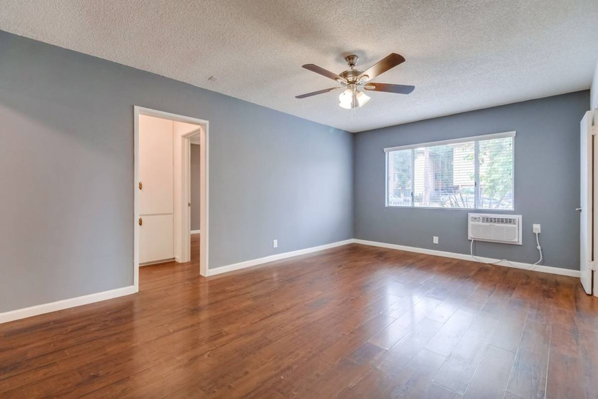 Apartment for rent at 2485 Venice Blvd #4, Los Angeles, CA 90019