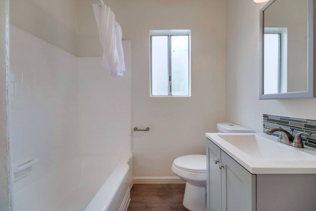 Apartment for rent at 2485 Venice Blvd #4, Los Angeles, CA 90019