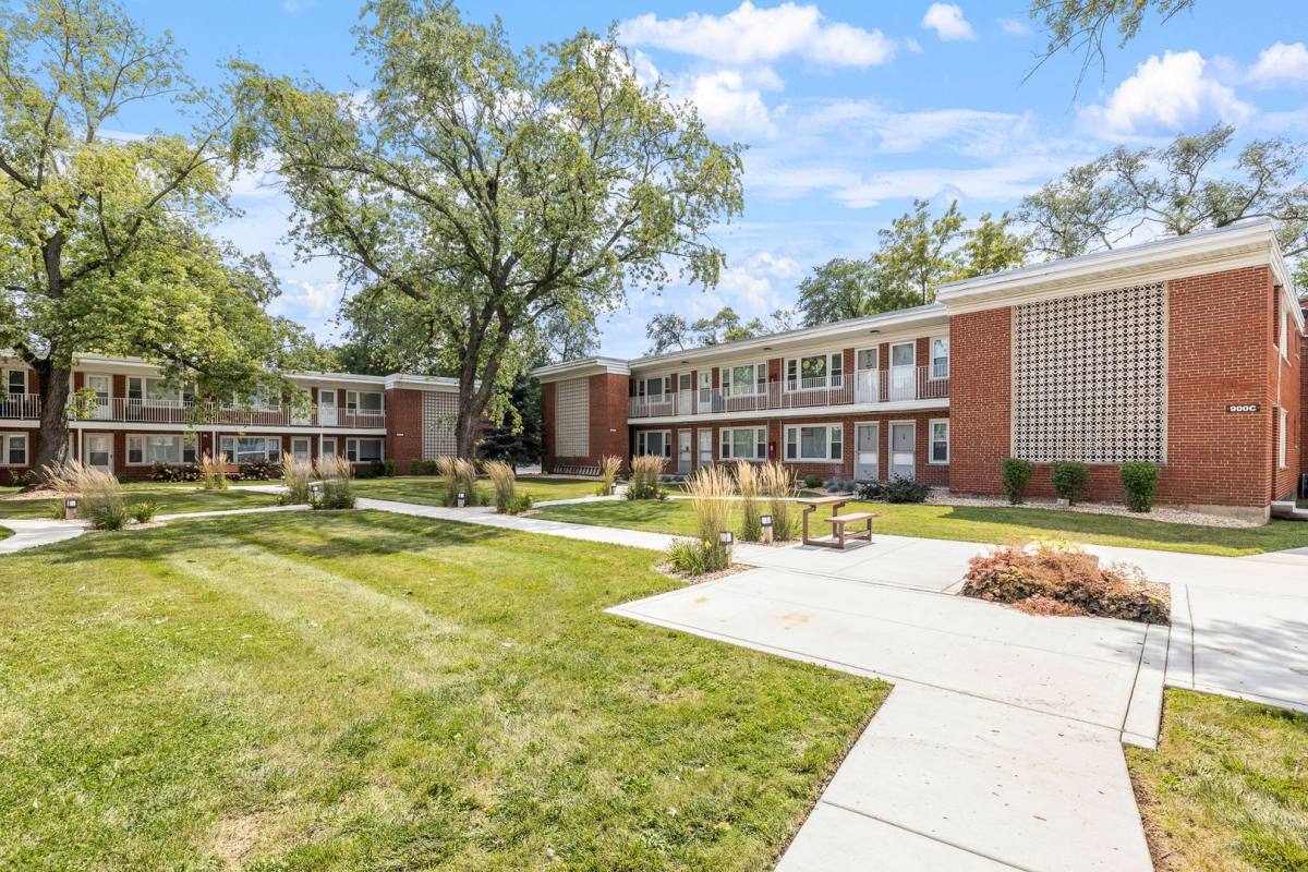 Apartment for rent at 900B Crescent St, Wheaton, IL 60187