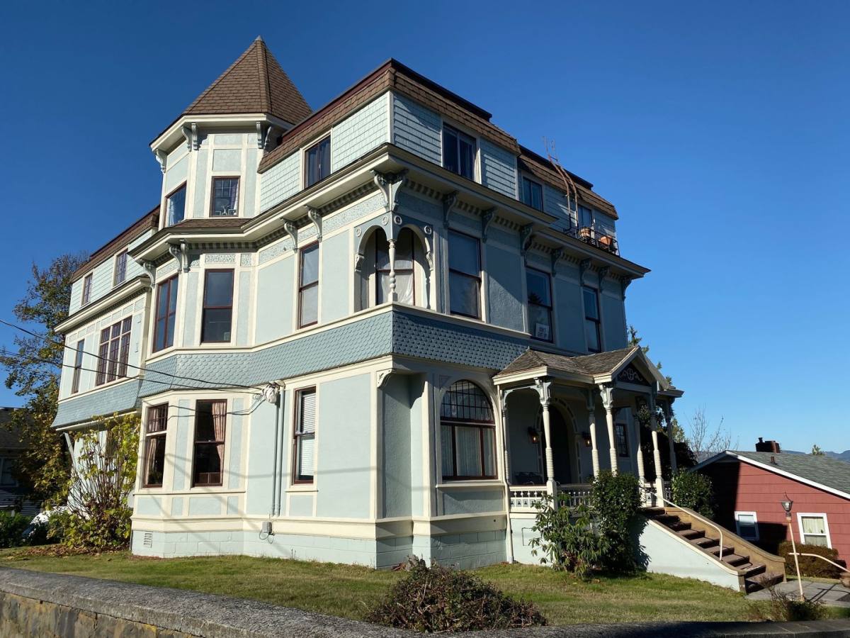 Apartment for rent at 687 14th St, Astoria, OR 97103