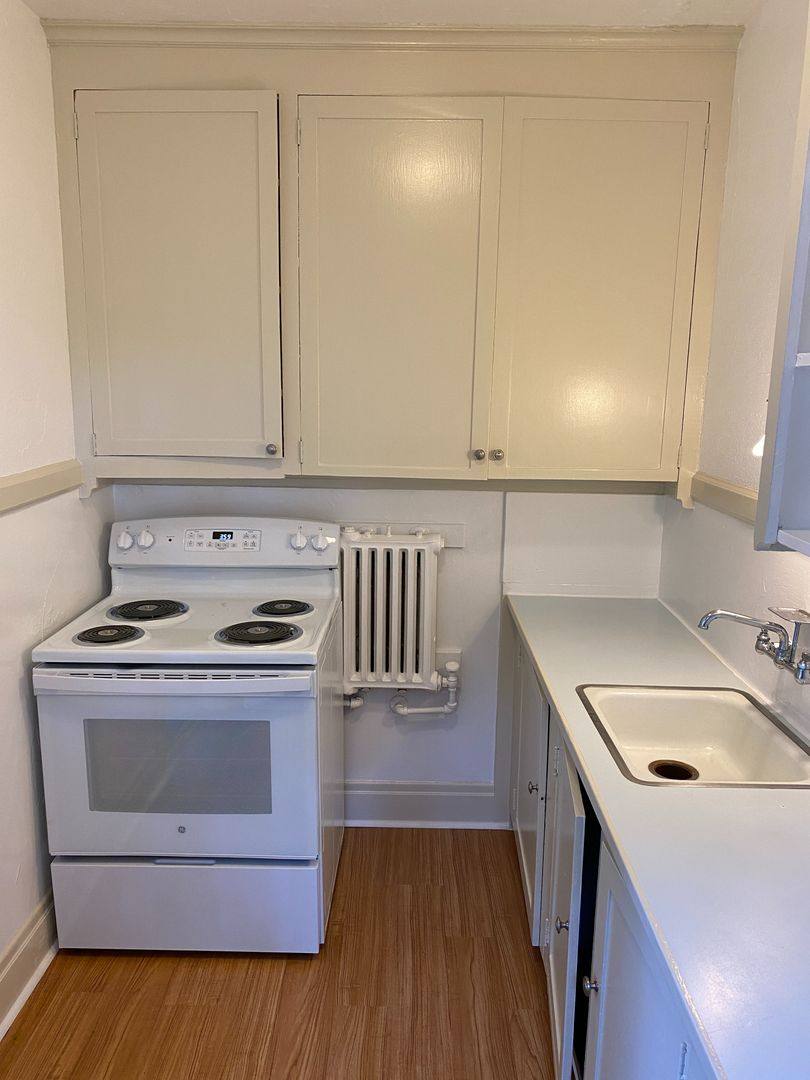 Apartment for rent at 687 14th St, Astoria, OR 97103