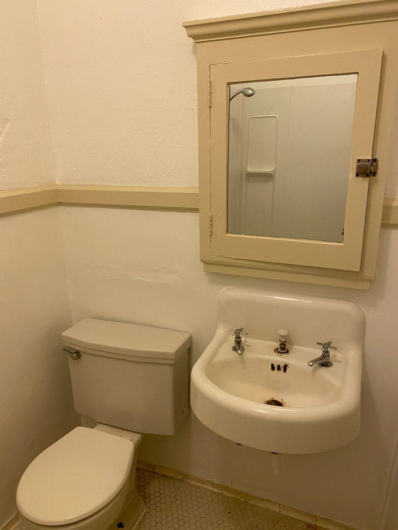 Apartment for rent at 687 14th St, Astoria, OR 97103
