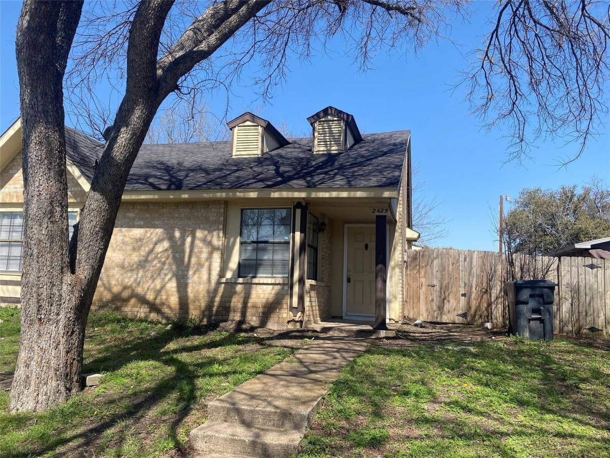 Apartment for rent at 2423 2425 Limestone Dr, Arlington, TX 76014