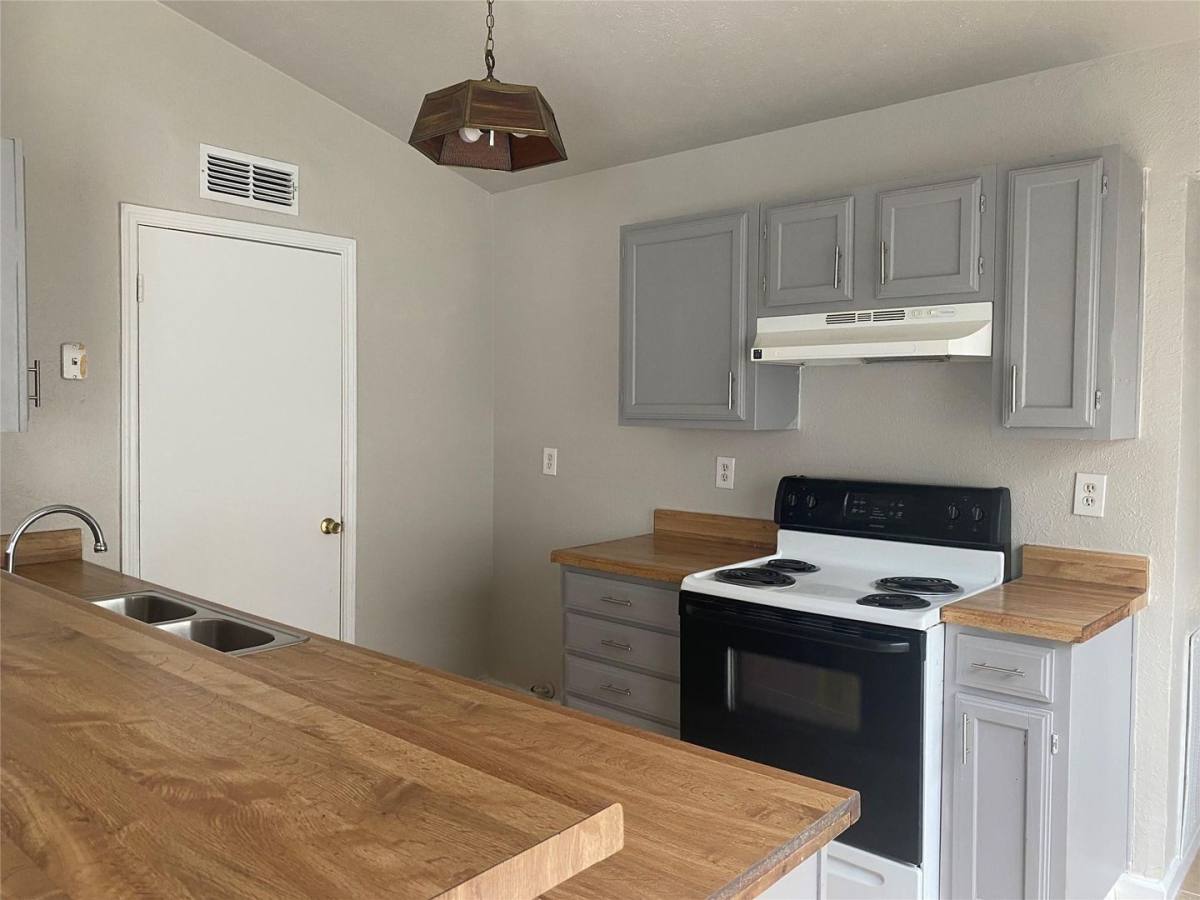 Apartment for rent at 2423 2425 Limestone Dr, Arlington, TX 76014