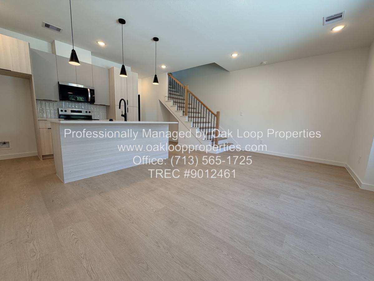 Townhouse for rent at 1031 N Lane #B, Houston, TX 77088