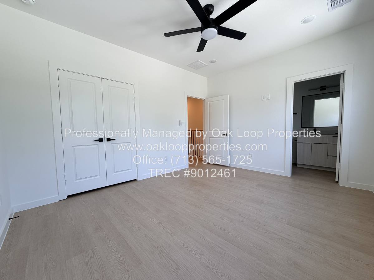 Townhouse for rent at 1031 N Lane #B, Houston, TX 77088
